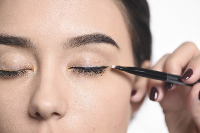 How to draw eyeliner