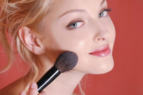 【Latest】They Used These 8 Anti-Makeup Meltdown Tricks to Stay Flawless All Day in the Summer Heat!